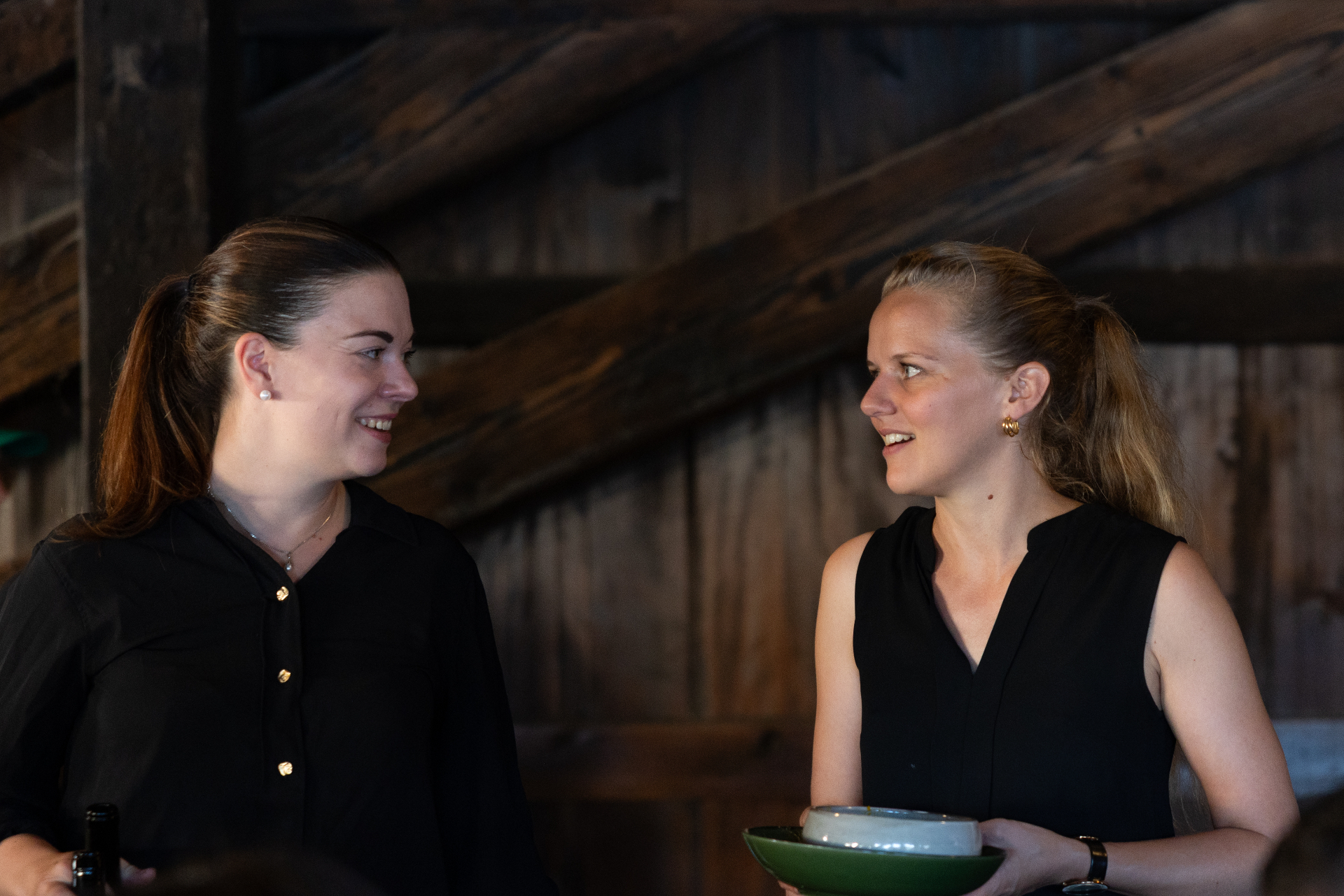 Emily und Adina lachen gemeinsam in einem Restaurant